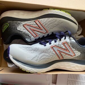 New Balance White and Black Running Shoes Size 9 New